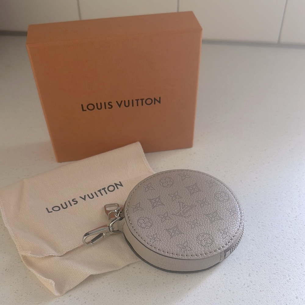 Louis Vuitton Round Coin Pouch in Light Taupe Monogram Mahia leather. Box/dustbg